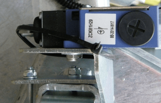 Bild 3: Der Lageschalter ist durch einen Kabelbinder ständig geschaltet, sodass auch bei geöffneter Schutztür gearbeitet werden kann.